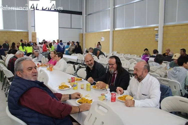 Foto 9 - Cerca de 400 personas se re&uacute;nen para comer la paella&nbsp;en Anaya de Alba