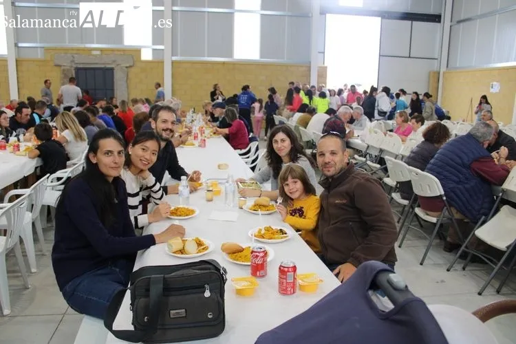 Foto 8 - Cerca de 400 personas se re&uacute;nen para comer la paella&nbsp;en Anaya de Alba