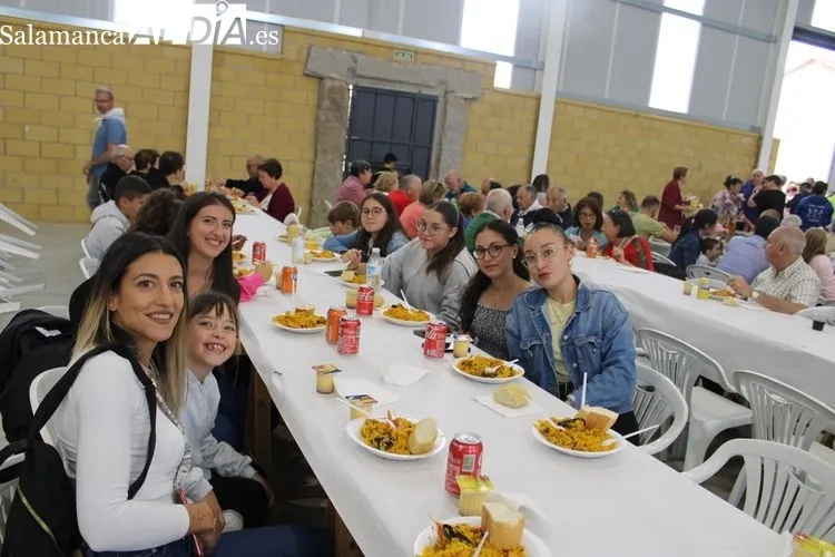Foto 7 - Cerca de 400 personas se re&uacute;nen para comer la paella&nbsp;en Anaya de Alba