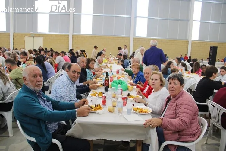 Foto 6 - Cerca de 400 personas se re&uacute;nen para comer la paella&nbsp;en Anaya de Alba