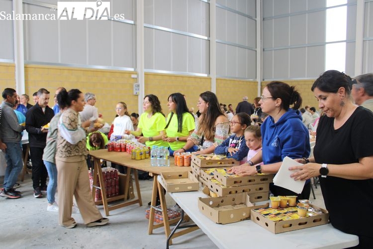 Foto 5 - Cerca de 400 personas se reúnen para comer la paella en Anaya de Alba