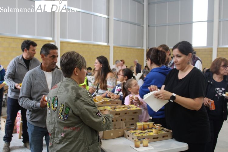 Foto 4 - Cerca de 400 personas se reúnen para comer la paella en Anaya de Alba