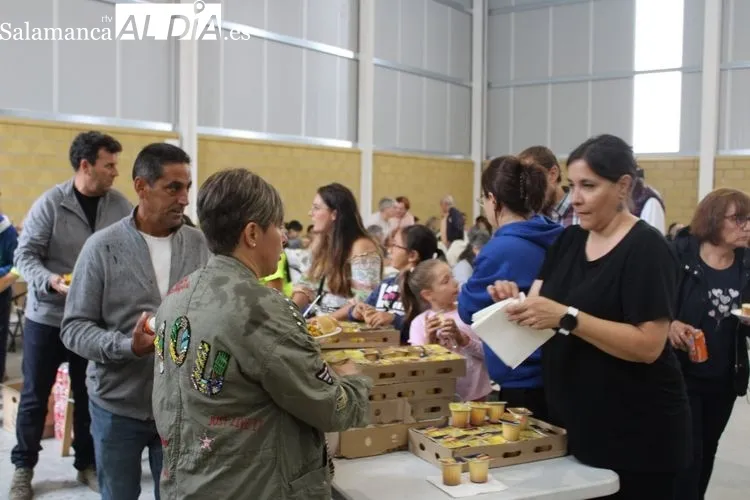 Foto 4 - Cerca de 400 personas se re&uacute;nen para comer la paella&nbsp;en Anaya de Alba