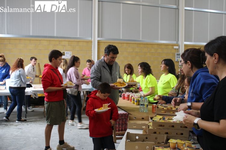 Foto 3 - Cerca de 400 personas se reúnen para comer la paella en Anaya de Alba