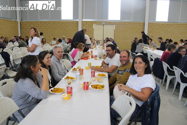 Foto 2 - Cerca de 400 personas se reúnen para comer la paella en Anaya de Alba