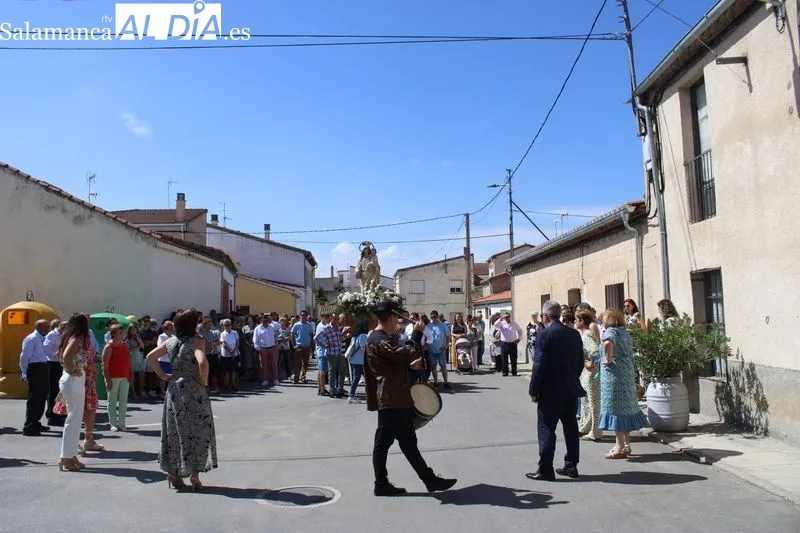Foto 10 - Nuestra Se&ntilde;ora de Navales recorre sus calles arropada por sus devotos&nbsp;