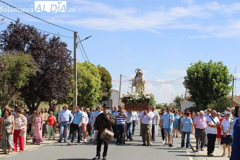 Foto 9 - Nuestra Se&ntilde;ora de Navales recorre sus calles arropada por sus devotos&nbsp;