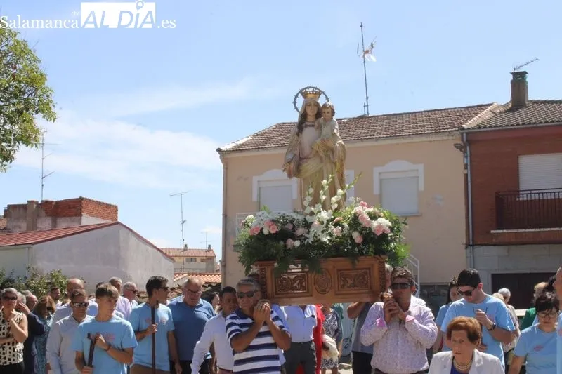 Foto 8 - Nuestra Se&ntilde;ora de Navales recorre sus calles arropada por sus devotos&nbsp;