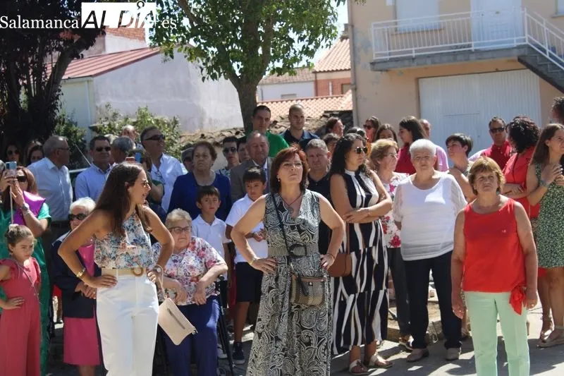 Foto 7 - Nuestra Se&ntilde;ora de Navales recorre sus calles arropada por sus devotos&nbsp;