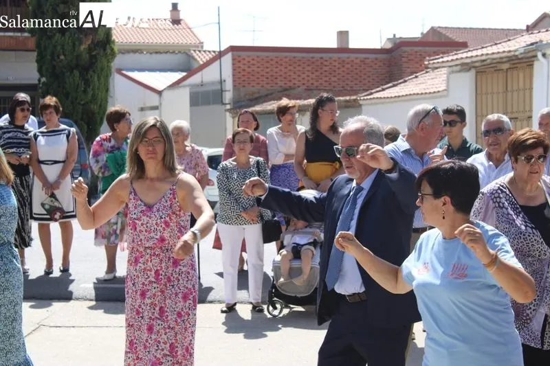 Foto 5 - Nuestra Se&ntilde;ora de Navales recorre sus calles arropada por sus devotos&nbsp;
