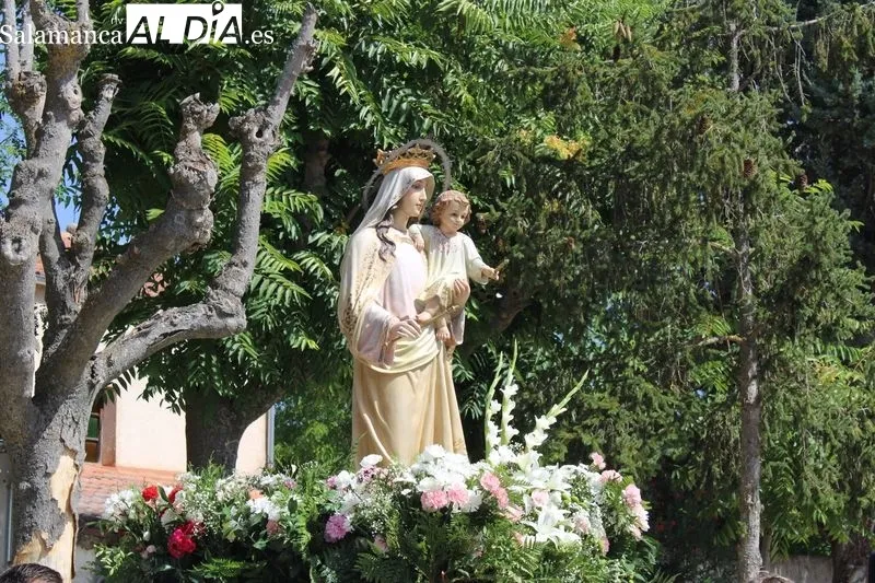 Foto 3 - Nuestra Se&ntilde;ora de Navales recorre sus calles arropada por sus devotos&nbsp;