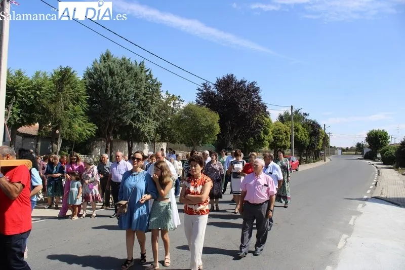 Foto 2 - Nuestra Se&ntilde;ora de Navales recorre sus calles arropada por sus devotos&nbsp;