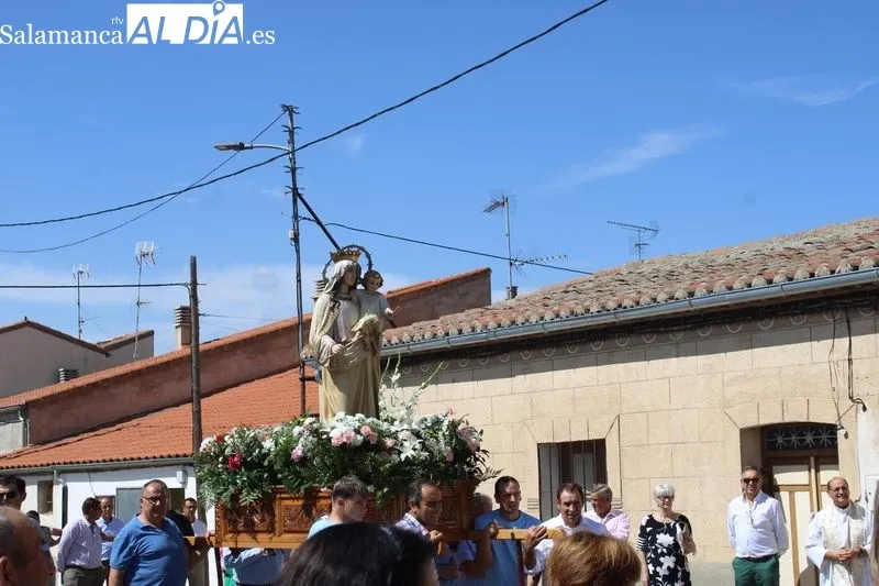 Foto 11 - Nuestra Se&ntilde;ora de Navales recorre sus calles arropada por sus devotos&nbsp;