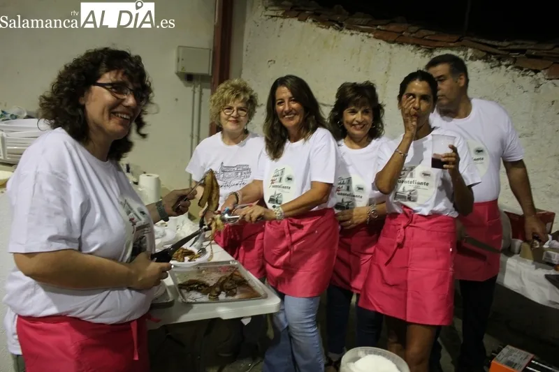 Los vecinos de Fuenteliante dieron cuenta la noche de ayer viernes de una sabrosa parrillada / SILVESTRE