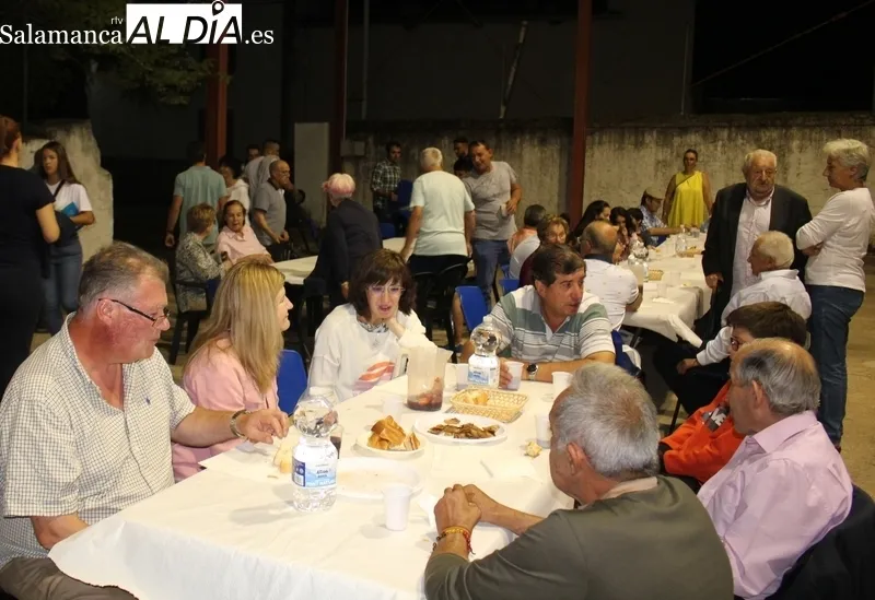 Los vecinos de Fuenteliante dieron cuenta la noche de ayer viernes de una sabrosa parrillada / SILVESTRE