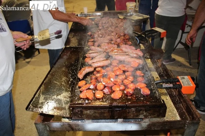 Los vecinos de Fuenteliante dieron cuenta la noche de ayer viernes de una sabrosa parrillada / SILVESTRE