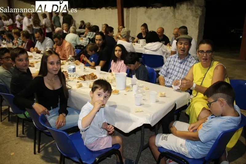 Los vecinos de Fuenteliante dieron cuenta la noche de ayer viernes de una sabrosa parrillada / SILVESTRE