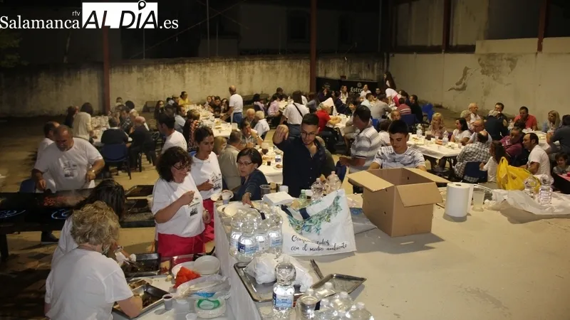 Los vecinos de Fuenteliante dieron cuenta la noche de ayer viernes de una sabrosa parrillada / SILVESTRE