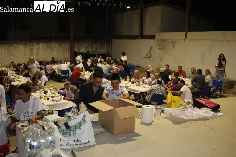 Los vecinos de Fuenteliante dieron cuenta la noche de ayer viernes de una sabrosa parrillada / SILVESTRE