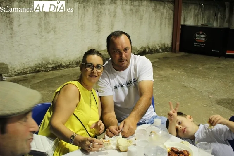 Los vecinos de Fuenteliante dieron cuenta la noche de ayer viernes de una sabrosa parrillada / SILVESTRE
