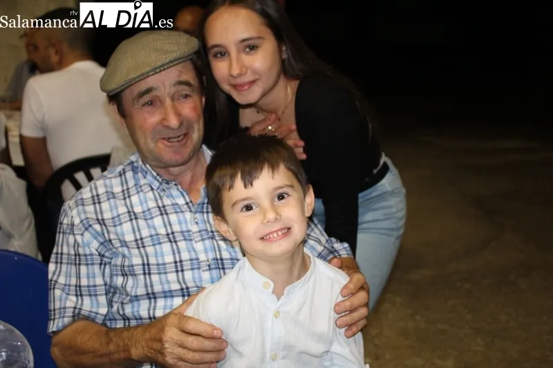Los vecinos de Fuenteliante dieron cuenta la noche de ayer viernes de una sabrosa parrillada / SILVESTRE