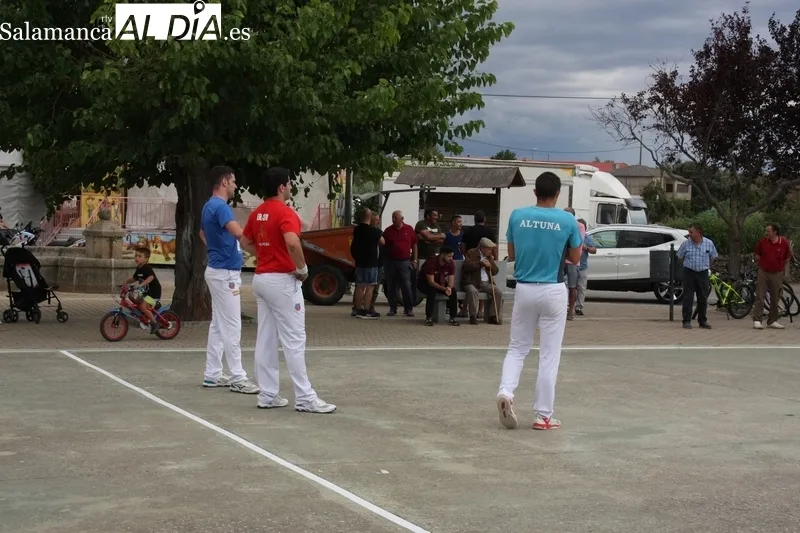 Encinasola continuaba este sábado las fiestas con un partido de pelota y un campeonato de 'cornhole'  / SILVESTRE
