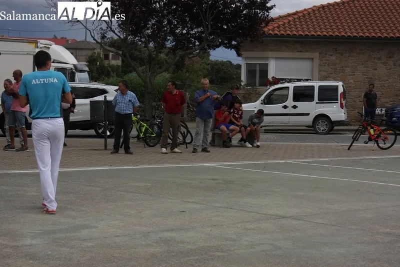 Encinasola continuaba este sábado las fiestas con un partido de pelota y un campeonato de 'cornhole'  / SILVESTRE
