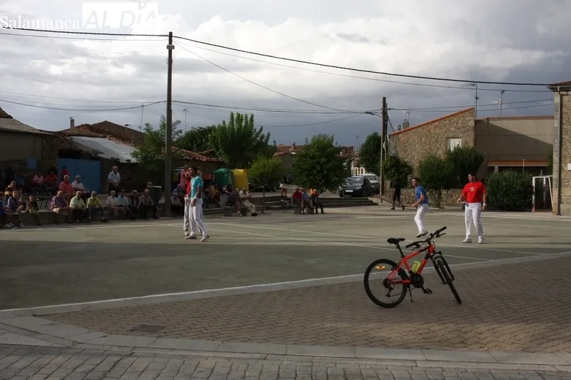 Encinasola continuaba este sábado las fiestas con un partido de pelota y un campeonato de 'cornhole'  / SILVESTRE