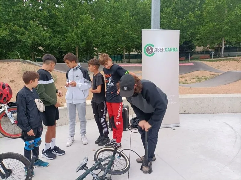 Foto 10 - J&oacute;venes de Carbajosa disfrutan de la 'kedada' en la pista de pumptrack