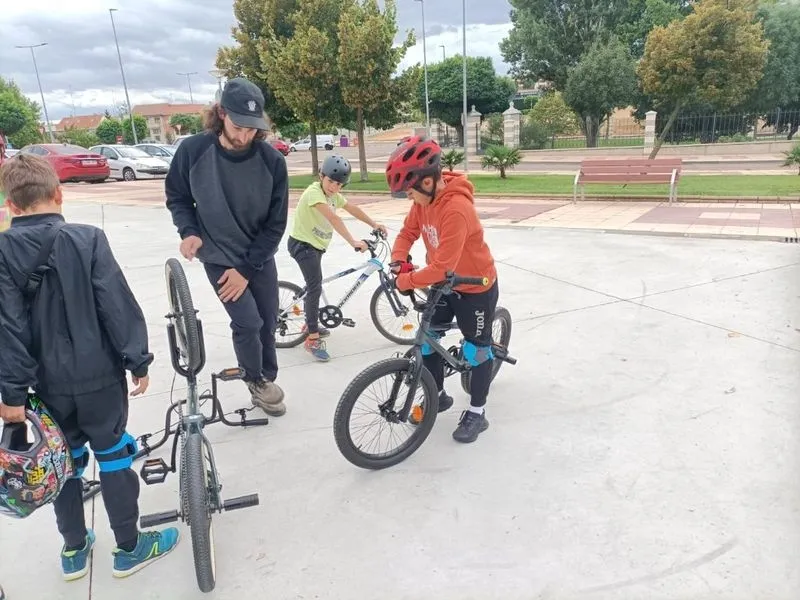 Foto 2 - J&oacute;venes de Carbajosa disfrutan de la 'kedada' en la pista de pumptrack