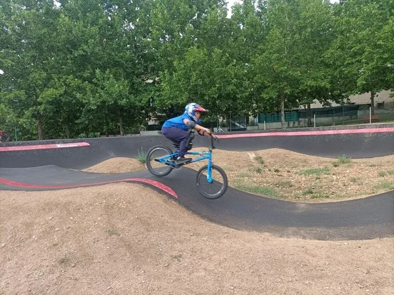 Foto 9 - J&oacute;venes de Carbajosa disfrutan de la 'kedada' en la pista de pumptrack
