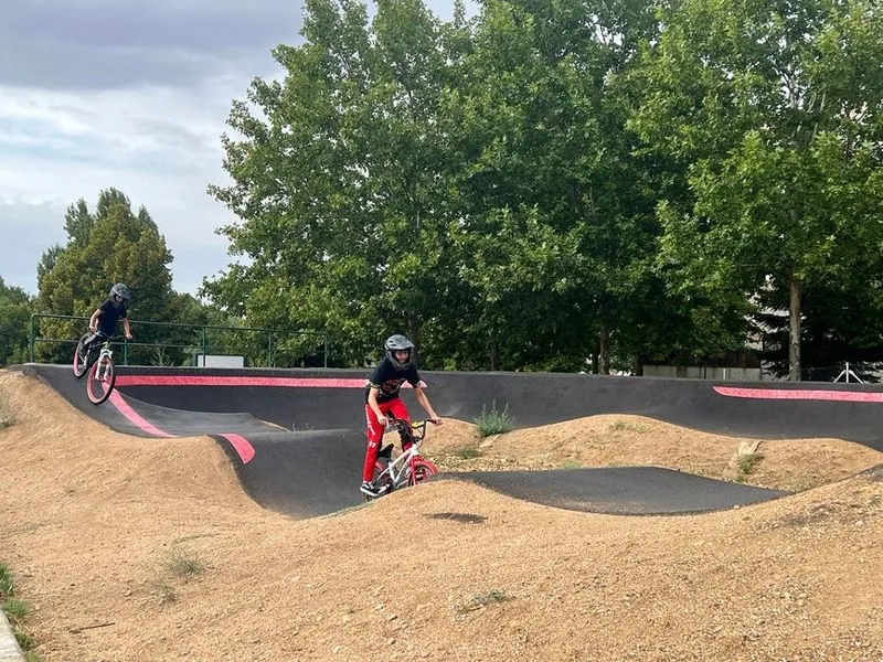 Foto 8 - J&oacute;venes de Carbajosa disfrutan de la 'kedada' en la pista de pumptrack