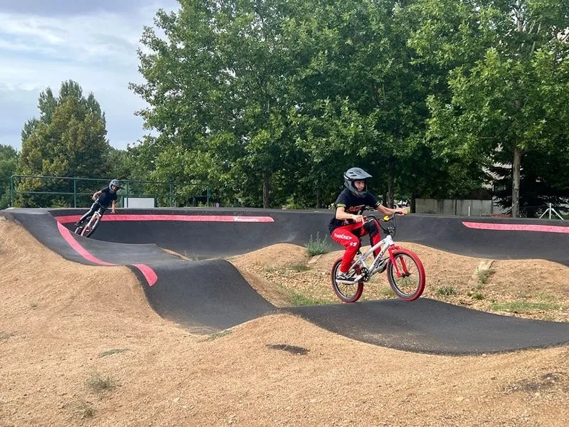 Foto 7 - J&oacute;venes de Carbajosa disfrutan de la 'kedada' en la pista de pumptrack