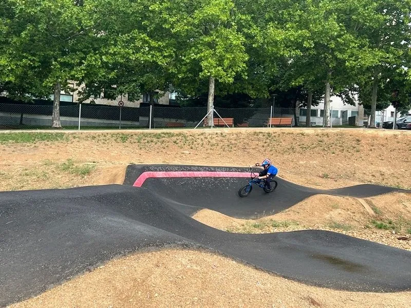Foto 6 - J&oacute;venes de Carbajosa disfrutan de la 'kedada' en la pista de pumptrack