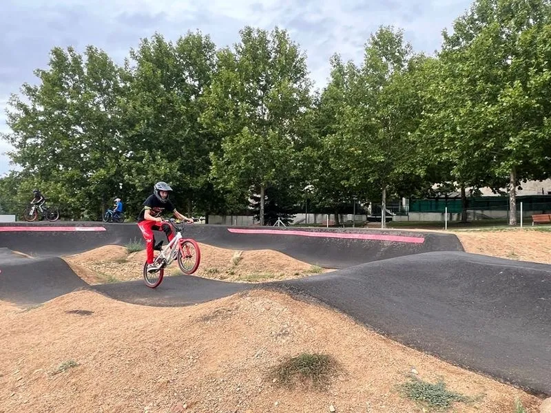 Foto 5 - J&oacute;venes de Carbajosa disfrutan de la 'kedada' en la pista de pumptrack