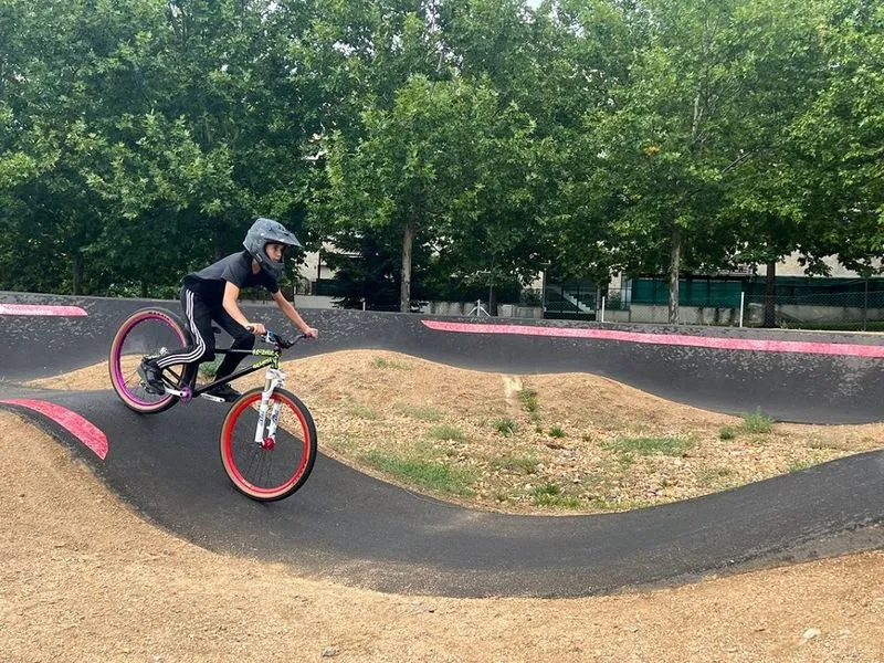 Foto 4 - J&oacute;venes de Carbajosa disfrutan de la 'kedada' en la pista de pumptrack