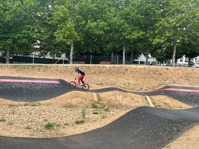 Foto 3 - J&oacute;venes de Carbajosa disfrutan de la 'kedada' en la pista de pumptrack