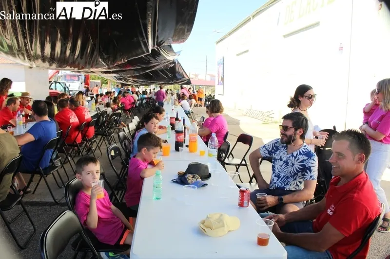 En Valderrodrigo reponen fuerzas en sus fiestas de las Madrinas con 450 raciones de paella / SILVESTRE