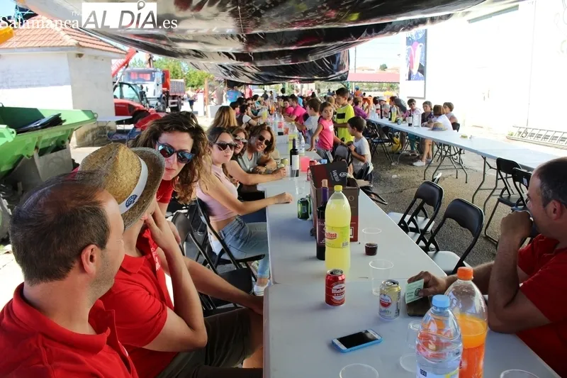 En Valderrodrigo reponen fuerzas en sus fiestas de las Madrinas con 450 raciones de paella / SILVESTRE