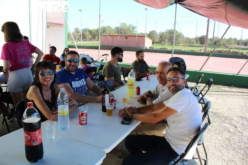 En Valderrodrigo reponen fuerzas en sus fiestas de las Madrinas con 450 raciones de paella / SILVESTRE