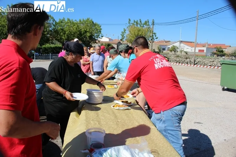 En Valderrodrigo reponen fuerzas en sus fiestas de las Madrinas con 450 raciones de paella / SILVESTRE