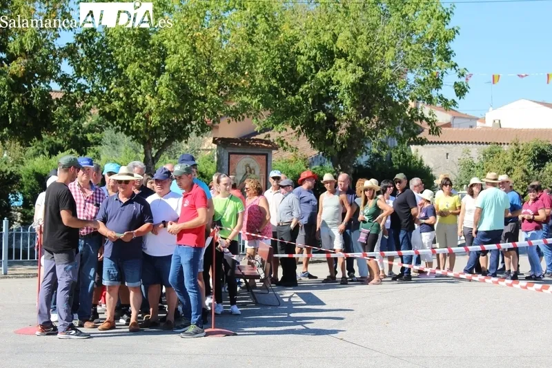 En Valderrodrigo reponen fuerzas en sus fiestas de las Madrinas con 450 raciones de paella / SILVESTRE