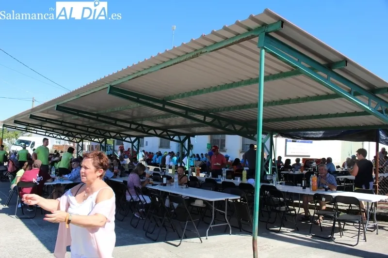 En Valderrodrigo reponen fuerzas en sus fiestas de las Madrinas con 450 raciones de paella / SILVESTRE