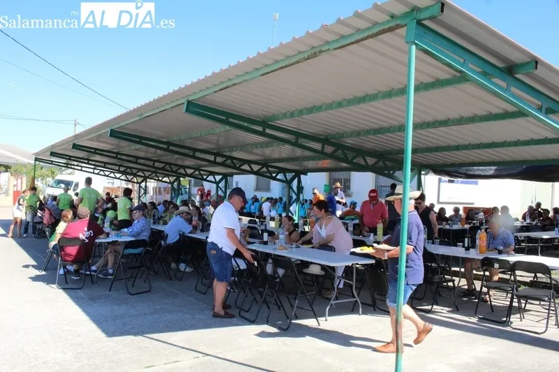 En Valderrodrigo reponen fuerzas en sus fiestas de las Madrinas con 450 raciones de paella / SILVESTRE