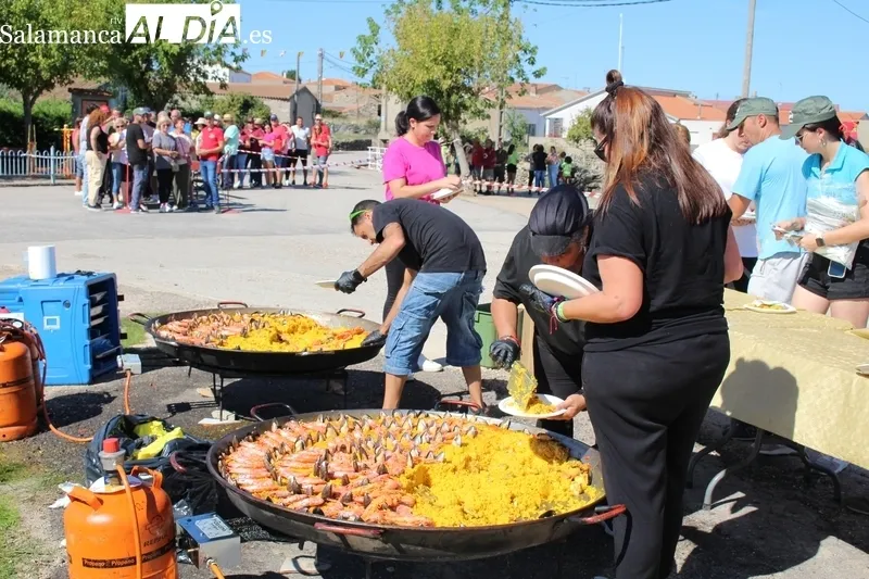 En Valderrodrigo reponen fuerzas en sus fiestas de las Madrinas con 450 raciones de paella / SILVESTRE