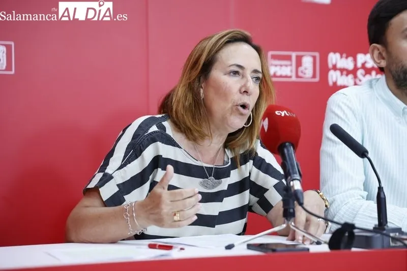 Rueda de prensa la procuradora socialista por Salamanca, Rosa Rubio, acompañada por el secretario de política institucional en la ejecutiva provincial, Fran Díaz. Foto de David Sañudo