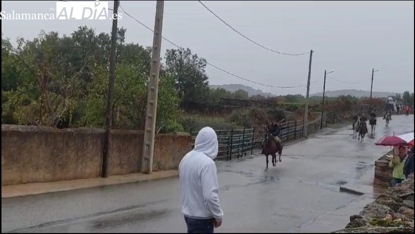 La lluvia deslució el primer encierro a caballo de las fiestas en Barruecopardo 