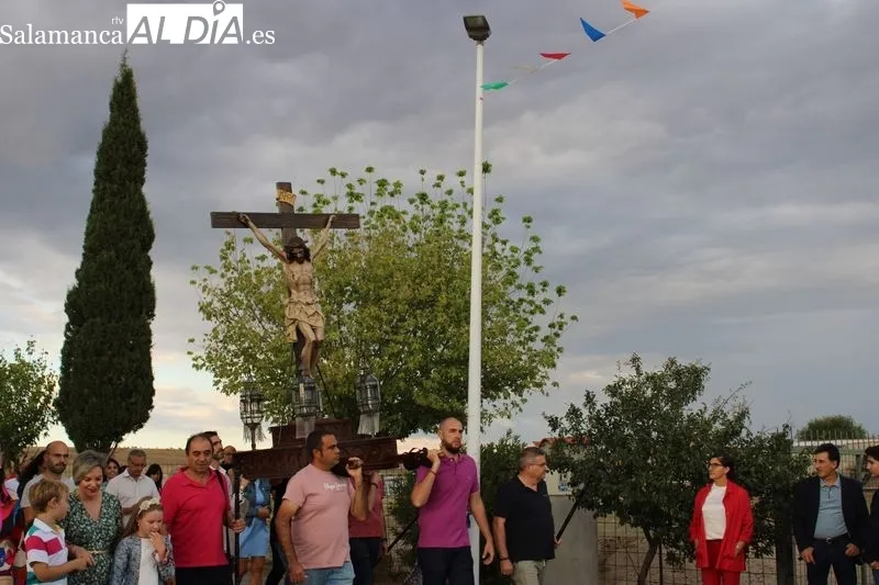 Foto 11 - Anaya de Alba comienza sus fiestas con el tradicional traslado del Cristo del Amparo