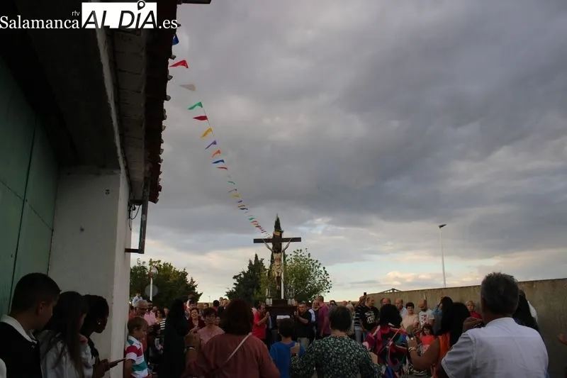 Foto 10 - Anaya de Alba comienza sus fiestas con el tradicional traslado del Cristo del Amparo