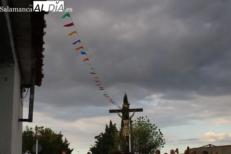 Foto 9 - Anaya de Alba comienza sus fiestas con el tradicional traslado del Cristo del Amparo